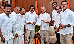 Tamil Nadu: ಬಹುಮತ ತೋರಿಸುವ ಯಾವುದೇ ಪಕ್ಷವಾದರೂ ಸರ್ಕಾರ ರಚಿಸಲು ಆಹ್ವಾನ: ರಾಜಭವನ