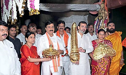 ಅಂಜನಾದ್ರಿ ಆಂಜನೇಯ ಸ್ವಾಮಿಗೆ 2.5 ಕೋಟಿ ಮೌಲ್ಯದ ಚಿನ್ನದ ಆಭರಣ ಸಮರ್ಪಣೆ
