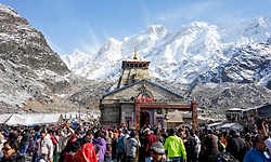 Kedarnath: ಭಾರಿ ಹಿಮಪಾತದ ನಡುವೆಯೂ ‘ಶಿವನಾಮ’ ಸ್ಮರಣೆಯೊಂದಿಗೆ ಭಕ್ತರ ದಂಡು!
