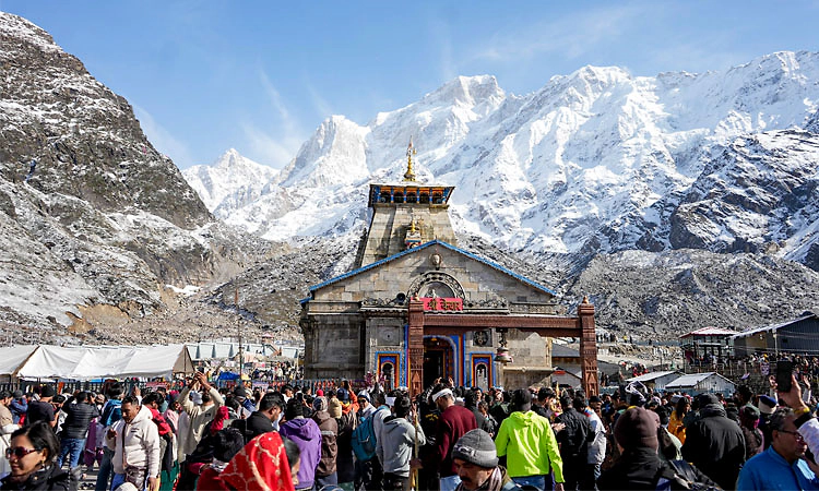 Kedarnath: ಭಾರಿ ಹಿಮಪಾತದ ನಡುವೆಯೂ ‘ಶಿವನಾಮ’ ಸ್ಮರಣೆಯೊಂದಿಗೆ ಭಕ್ತರ ದಂಡು!