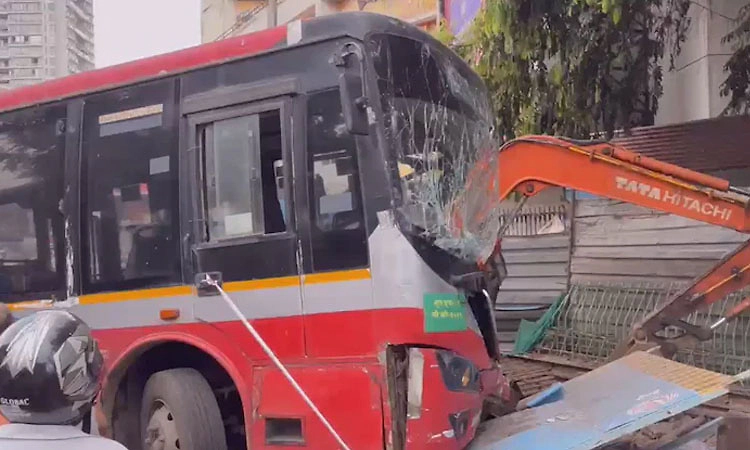 ರಸ್ತೆ ಅಪಘಾತ: ವಾಹನಗಳಿಗೆ ಢಿಕ್ಕಿ ಹೊಡೆದ ಬಸ್; ಓರ್ವ ಸಾವು; ಸಿಸಿಟಿವಿಯಲ್ಲಿ ದೃಶ್ಯ ಸೆರೆ
