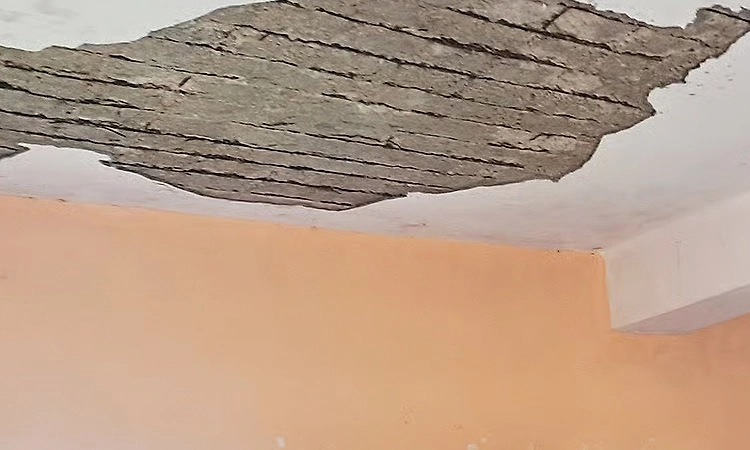 ಶಿಥಿಲ ಕೊಠಡಿ; ಜೀವ ಭಯದಲ್ಲೇ ಕಲಿಕೆ