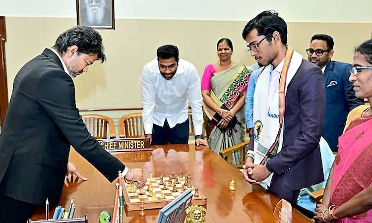 ಆರ್. ಪ್ರಜ್ಞಾನಂದ ಜತೆ ಚೆಸ್‌ ಆಡಿದ ಸಿಎಂ ವಿಜಯ್: ಸರ್ಕಾರದಿಂದ 50 ಲಕ್ಷ ರೂ. ನಗದು ಬಹುಮಾನ