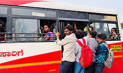 ಕನಕಗಿರಿ:ಬಸ್ ಗಳ ಕೊರತೆ ಜೀವ ಕೈಯಲ್ಲಿ ಹಿಡಿದು ಪ್ರಯಾಣ