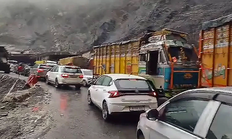 Traffic halted on Jammu-Srinagar highway, thousands stranded near Navyug Tunnel