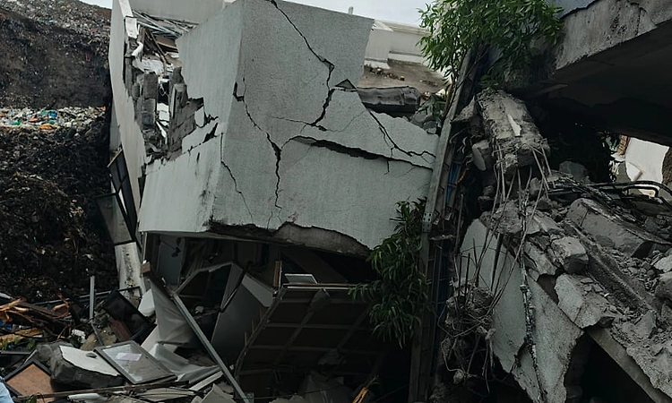 16 feared trapped as garbage mound triggers building collapse in Pune