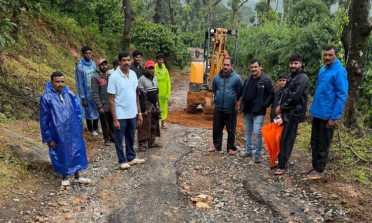 ಅಧಿಕಾರಿಗಳ ನಿರ್ಲಕ್ಷ್ಯಕ್ಕೆ ಬೇಸತ್ತು ಸ್ವಂತ ಖರ್ಚಿನಲ್ಲಿ ರಸ್ತೆ ಗುಂಡಿ ಮುಚ್ಚಿದ ಗ್ರಾಮಸ್ಥರು