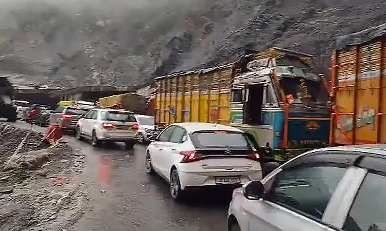 Jammu-Srinagar ರಾ.ಹೆದ್ದಾರಿ ಬಂದ್: ನವಯುಗ್ ಸುರಂಗ ಮಾರ್ಗದ ಬಳಿ ಪ್ರವಾಸಿಗರು ಪರದಾಟ!
