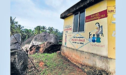 Mangaluru: ಜಲ್ಲಿಗುಡ್ಡೆ ಅಂಗನವಾಡಿ ಸಮೀಪ ಅಪಾಯಕಾರಿ ಬೃಹತ್‌ ಬಂಡೆ