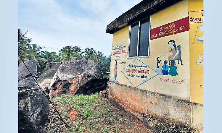 Mangaluru: ಜಲ್ಲಿಗುಡ್ಡೆ ಅಂಗನವಾಡಿ ಸಮೀಪ ಅಪಾಯಕಾರಿ ಬೃಹತ್‌ ಬಂಡೆ