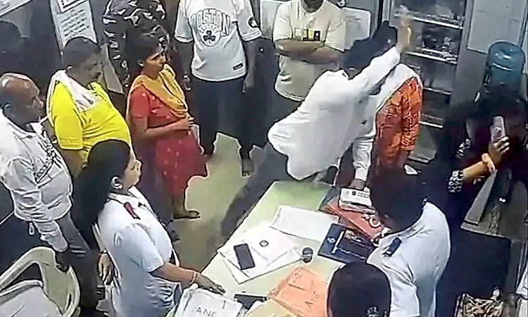 Thane: ವೈದ್ಯರ ಮೇಲೆ ಹಲ್ಲೆ ಪ್ರಕರಣ: ಶಿವಸೇನಾ ಕಾರ್ಪೊರೇಟರ್ ರಮೇಶ್ ಮ್ಹಾತ್ರೆ ಬಂಧನ