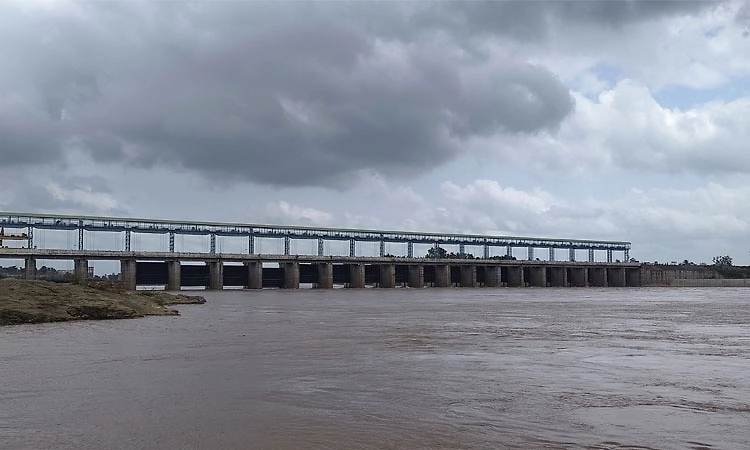 Rabakavi-Banahatti: ಸಮೀಪದ ಹಿಪ್ಪರಗಿ ಬ್ಯಾರೇಜ್ ಹೊರ ಹರಿವಿನ ದೃಶ್ಯ