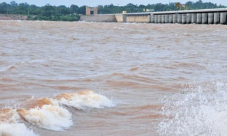 Heavy rain: ರಾಜ್ಯದ 17 ನದಿಗಳ ಅಬ್ಬರ: ಹಲವೆಡೆ ಭೂಕುಸಿತ