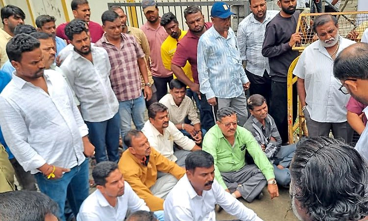 Shivamogga: ಮುಂದುವರೆದ ಕಾಂಗ್ರೆಸ್ ಕಚೇರಿ ಗಲಾಟೆ: ಧರಣಿ ಕುಳಿತ ರಂಗೇಗೌಡ ಬಣ
