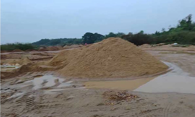 Kasaragod: ಅಕ್ರಮ ಮರಳುಗಾರಿಕೆ: ಪೊಲೀಸರನ್ನು ಕಂಡು ಹೊಳೆಗೆ ಹಾರಿದ ವ್ಯಕ್ತಿ ನಾಪತ್ತೆ