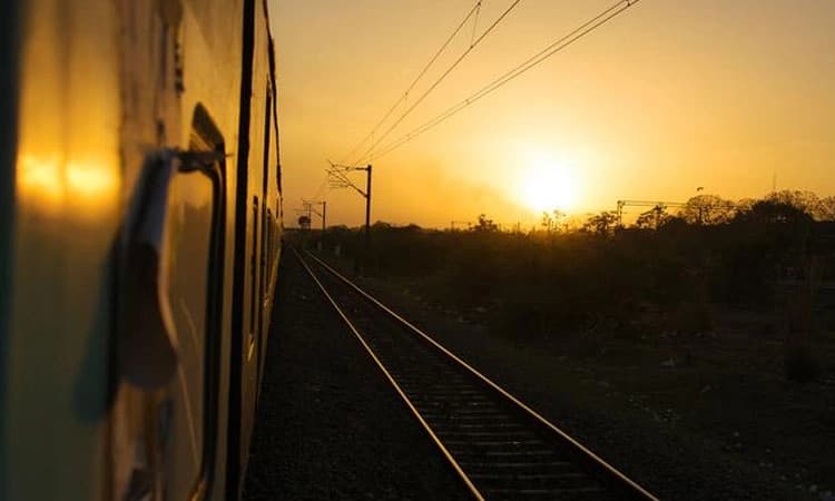 ಕಿವಿಗೆ ಹೆಡ್‌ಫೋನ್‌ ಹಾಕಿಕೊಂಡು ಹಳಿ ದಾಟುವಾಗ ರೈಲು ಡಿಕ್ಕಿ: ವಿದ್ಯಾರ್ಥಿ ಸಾವು
