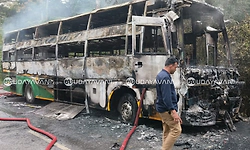 ಖಾಸಗಿ ಬಸ್‌ಗೆ ಬೆಂಕಿ: ಚಾಲಕ, ನಿರ್ವಾಹಕನ ಸಮಯಪ್ರಜ್ಞೆಯಿಂದ ಪಾರಾದ ಪ್ರಯಾಣಿಕರು!