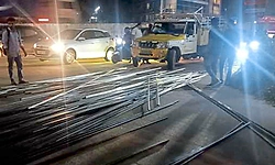 ಪಿಕಪ್ ವಾಹನದಿಂದ ರಸ್ತೆಗೆ ಬಿದ್ದ ಕಬ್ಬಿಣದ ಸಲಾಕೆಗಳು