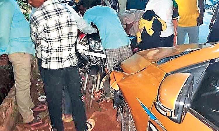 Sullia: Car hits roadside parked vehicles