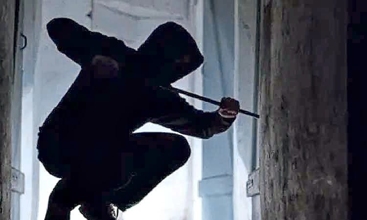 Yadgir: ಹಾಡು ಹಗಲೇ ಮನೆಗಳ್ಳತನಕ್ಕೆ ಯತ್ನ... ತಡೆಯಲು ಬಂದ ಮಹಿಳೆಗೆ ಚಾಕು ಇರಿತ