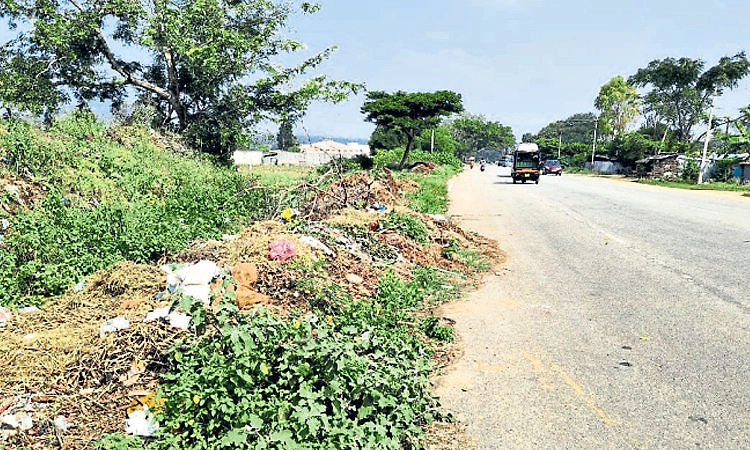 Gundlupete: ಬಸವಾಪುರದ ಹೆದ್ದಾರಿ ಬದಿಯಲ್ಲಿ ಕಸದ ರಾಶಿ!