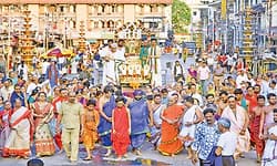 ಉಡುಪಿ: ಗೀತೆಯ ಸ್ವರ್ಣ ಹೊತ್ತಗೆ ಮೆರವಣಿಗೆ