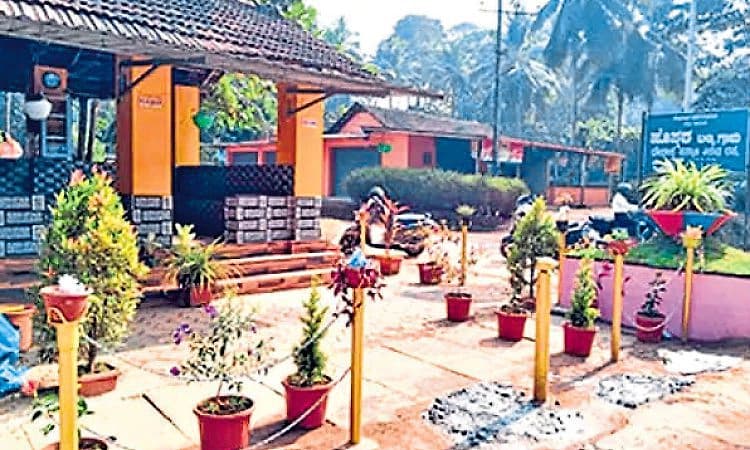 Kadaba: ಬಲ್ಯ ಹೊಸಮಠ ಬಸ್‌ ತಂಗುದಾಣಕ್ಕೆ ಹಸುರು ಕಳೆ