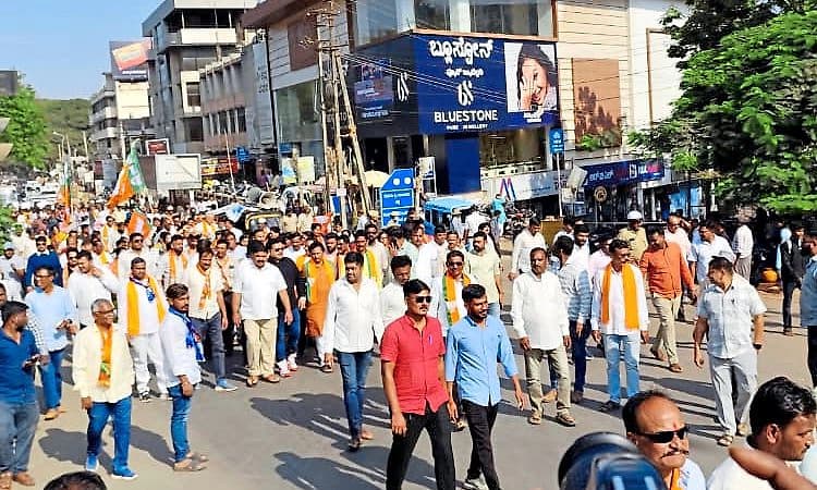 Hubli: ಬಿಜೆಪಿ ಕಾರ್ಯಕರ್ತೆಯ ವಿವಸ್ತ್ರ ಪ್ರಕರಣ ಖಂಡಿಸಿ ಪ್ರತಿಭಟನೆ
