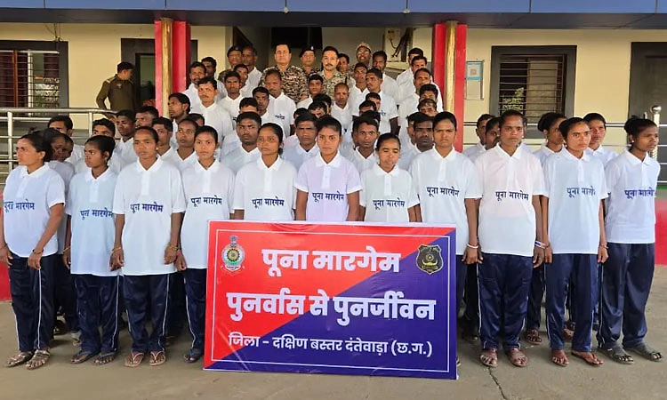 ಛತ್ತೀಸ್‌ಗಢ: 1.19 ಕೋಟಿ ರೂ. ಇನಾಮಿದ್ದ 36 ಮಂದಿ ಸೇರಿ 63 ನಕ್ಸಲರು ಶರಣು