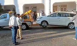 ಹಾಸನ: ಭೂಸ್ವಾಧೀನ ಪರಿಹಾರ ನೀಡದ್ದಕ್ಕೆ ಡೀಸಿ ಕಾರು ಜಪ್ತಿ 