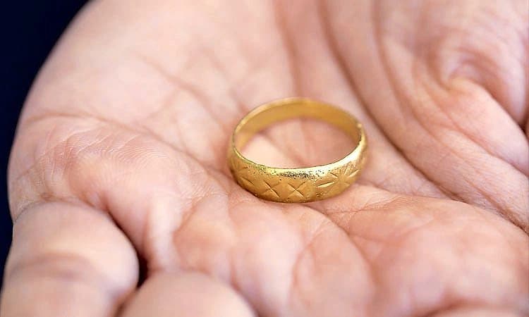 Beed: ಪೊಲೀಸ್ ಸೋಗಿನಲ್ಲಿ ರೈತನ ಚಿನ್ನದ ಉಂಗುರ ಕಳವು