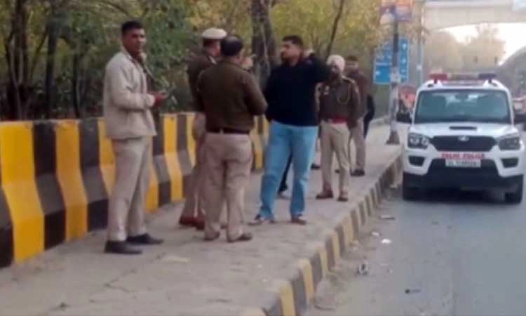 ದೆಹಲಿ: ರಸ್ತೆ ಮೇಲ್ಸೇತುವೆ ಮೇಲೆ ನಿಲ್ಲಿಸಿದ್ದ ಕಾರೊಳಗೆ 3 ಶವ ಪತ್ತೆ