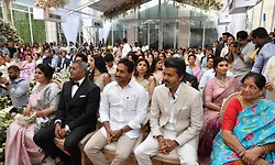 ವಿವಾಹ ಸಮಾರಂಭದಲ್ಲಿ ಆತ್ಮೀಯವಾಗಿ ಬೆರೆತ ವಿಜಯ್: ಮಾಜಿ ಸಿಎಂ ಜಗನ್ ಭೇಟಿ