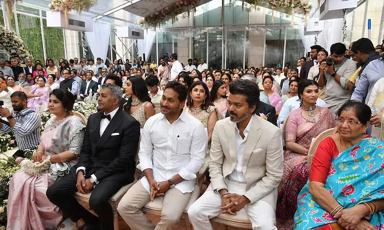 ವಿವಾಹ ಸಮಾರಂಭದಲ್ಲಿ ಆತ್ಮೀಯವಾಗಿ ಬೆರೆತ ವಿಜಯ್: ಮಾಜಿ ಸಿಎಂ ಜಗನ್ ಭೇಟಿ