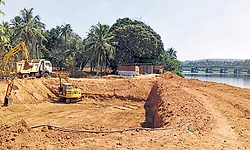 Bajpe : ಜಲಸಿರಿ ಪ್ಲಾಂಟ್‌ಗೆಂದು ಅಗೆದ ಮಣ್ಣು ನದಿದಂಡೆಗೆ!