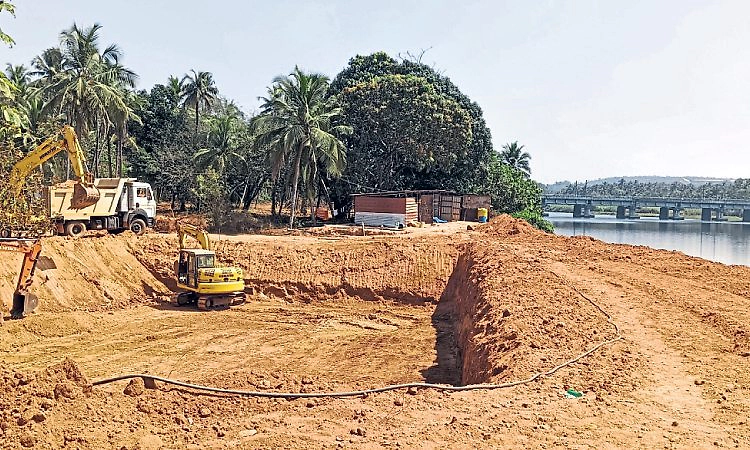 Bajpe : ಜಲಸಿರಿ ಪ್ಲಾಂಟ್‌ಗೆಂದು ಅಗೆದ ಮಣ್ಣು ನದಿದಂಡೆಗೆ!