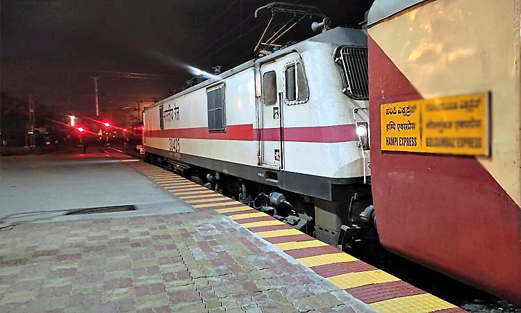 ಹಂಪಿ ಎಕ್ಸ್‌ಪ್ರೆಸ್ ರೈಲಿನಲ್ಲಿ ಆಕಸ್ಮಿಕ ಬೆಂಕಿ: ತಪ್ಪಿದ ಅನಾಹುತ
