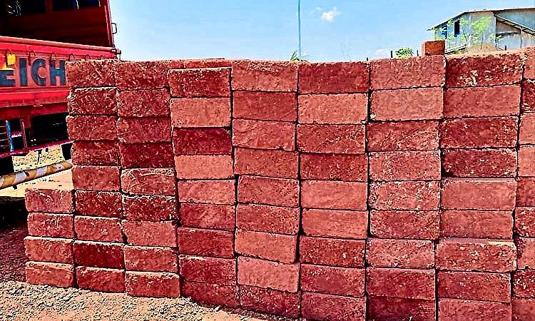 Puttur: ಕೇರಳದಿಂದ ಅಕ್ರಮ ಕೆಂಪುಕಲ್ಲು ಸಾಗಾಟ