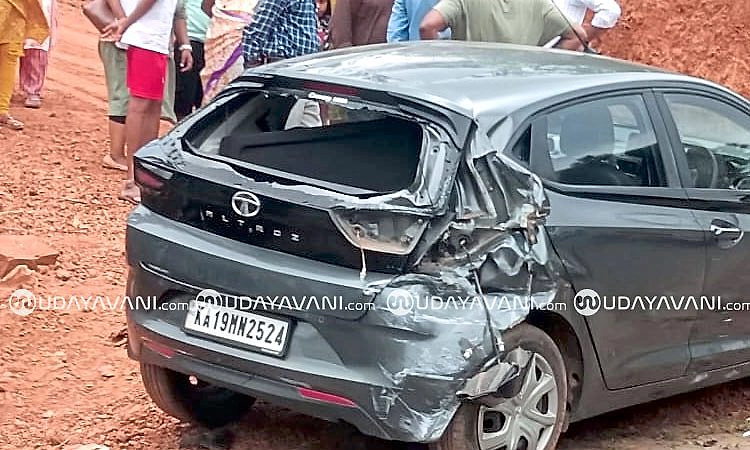 Moodubidire: ಕಾರಿಗೆ ಡಿಕ್ಕಿ ಹೊಡೆದ ಟೆಂಪೋ ಟ್ರಾವೆಲರ್: ಅಪಾಯದಿಂದ ಪಾರಾದ ಪ್ರಯಾಣಿಕರು