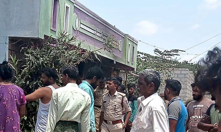 Bharamasagara: ಗ್ಯಾಸ್ ಸಿಲಿಂಡರ್ ಆಕಸ್ಮಿಕ ಸೋರಿಕೆ, ಮನೆ ಬೆಂಕಿಗಾಹುತಿ, ತಪ್ಪಿದ ಅನಾಹುತ