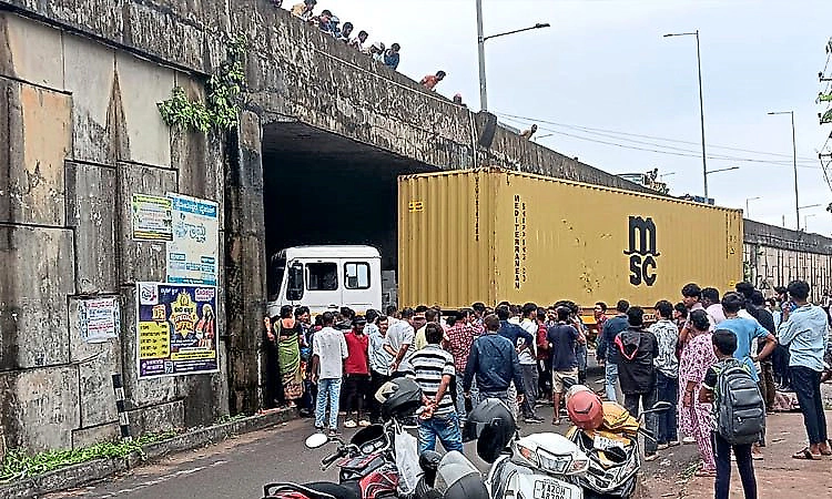 Koteshwara: Goods lorry-bike collision; rider dies