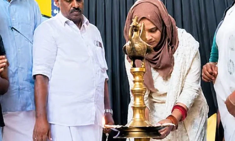 ಕೇರಳದಲ್ಲಿ ಹೊಸ ವಿವಾದ: ಸಾಂಪ್ರದಾಯಿಕ ದೀಪ ಬೆಳಗಿದ ಮುಸ್ಲಿಂ ಲೀಗ್ ಶಾಸಕಿ