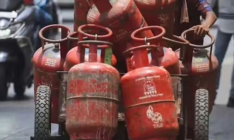 ಉಜ್ವಲ ಗ್ರಾಹಕರಿಗೆ ಶಾಕ್: ಸಬ್ಸಿಡಿ ಸಿಲಿಂಡರ್ ಸಂಖ್ಯೆ 4ಕ್ಕೆ ಕಡಿತಗೊಳಿಸಿದ ಕೇಂದ್ರ ಸರ್ಕಾರ