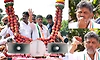 ಕನಕಪುರದಲ್ಲಿ ಕಚ್ಚಿದ ಸೇಬನ್ನು ಬೆಂಬಲಿಗರತ್ತ ಎಸೆದ ಸಿಎಂ ಡಿ.ಕೆ.ಶಿವಕುಮಾರ್; ವ್ಯಾಪಕ ಟೀಕೆ