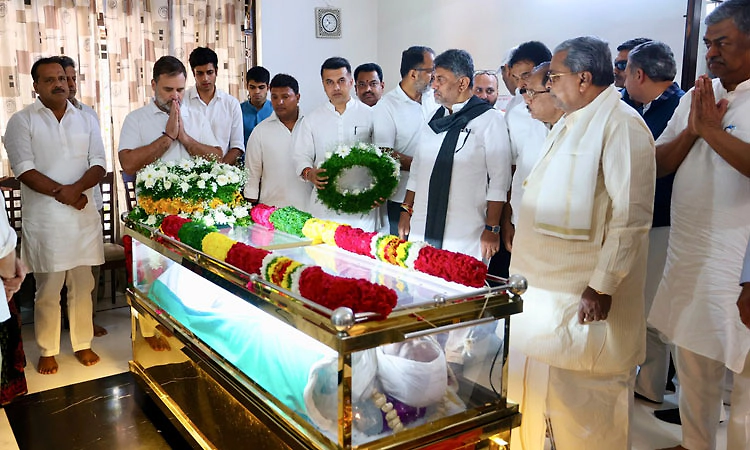 ಸೂರಜ್‌ ಹೆಗ್ಡೆ ಪಾರ್ಥಿವ ಶರೀರದ ಅಂತಿಮ ದರ್ಶನ ಪಡೆದ ರಾಹುಲ್‌ ಗಾಂಧಿ