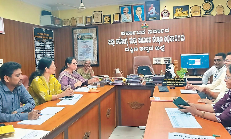 ಅಪ್ರಾಪ್ತ ವಯಸ್ಕ ಗರ್ಭಿಣಿಯರ ಮಾಹಿತಿ ನೀಡಿ: ಸ್ಕ್ಯಾನಿಂಗ್ ಸೆಂಟರ್‌ಗಳಿಗೆ ಸೂಚನೆ