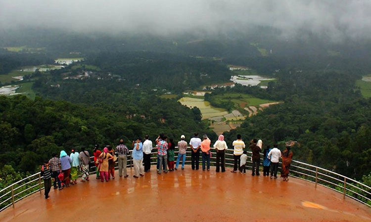 Madikeri: ವರುಣನ ಆರ್ಭಟ: ರಾಜಾಸೀಟಿಗೆ ಪ್ರವಾಸಿಗರ ಪ್ರವೇಶ ನಿಷೇಧ