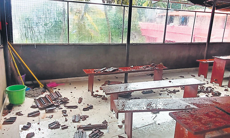 ಹಾರಾಡಿ ಸರಕಾರಿ ಶಾಲೆ: ಗಾಳಿ-ಮಳೆಗೆ ಹಾರಿದ ಹೆಂಚುಗಳು; ವಿದ್ಯಾರ್ಥಿಗಳು ಪಾರು