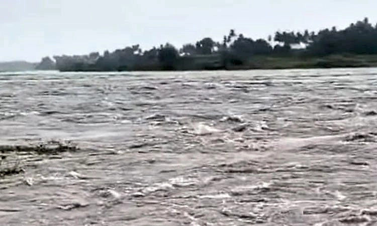 ಮುಂದುವರಿದ ಭಾರೀ ಮಳೆ: ಕೃಷ್ಣಾ-ಘಟಪ್ರಭಾ ನದಿಗಳಿಗೆ ಅಪಾರ ಪ್ರಮಾಣದ ನೀರು