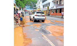 ಕೊಲ್ಲೂರು ಮುಖ್ಯ ರಸ್ತೆ ಹೊಂಡಮಯ: ಭಕ್ತರಿಗೆ ಕಿರಿಕಿರಿ